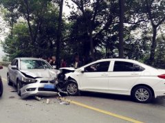 两车弯道处“接吻”   车身零部件散落一地