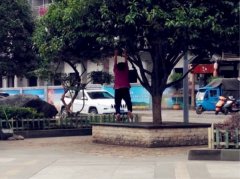 神操作！大妈竟吊在树枝上“健身”