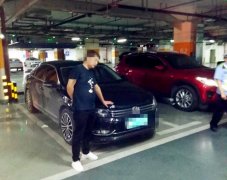 男子醉卧车内面红耳赤 险窒息车内被民警紧急送医