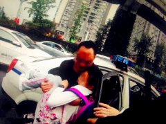 女孩公交车上突然晕厥 民警10分钟将其送医