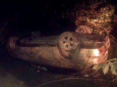 夜间会车受远光灯影响 小轿车视线不佳致车翻