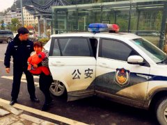 幼童心脏病复发就医遇障碍 警车变身“救护车”火速送医