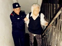 令人担心！七旬老太衣着单薄脚穿凉拖鞋街头游荡