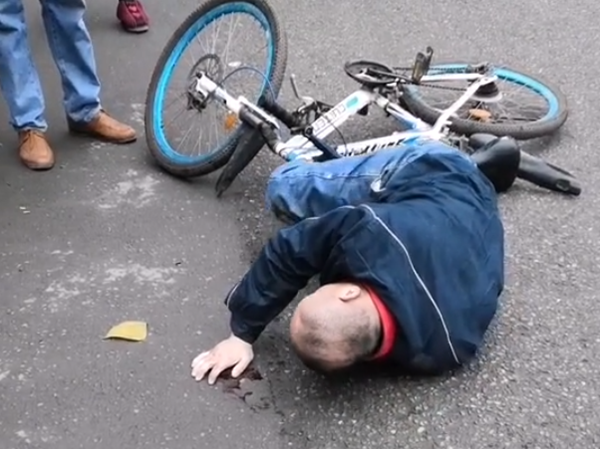 老人骑车不慎摔倒在地身旁无一人敢扶