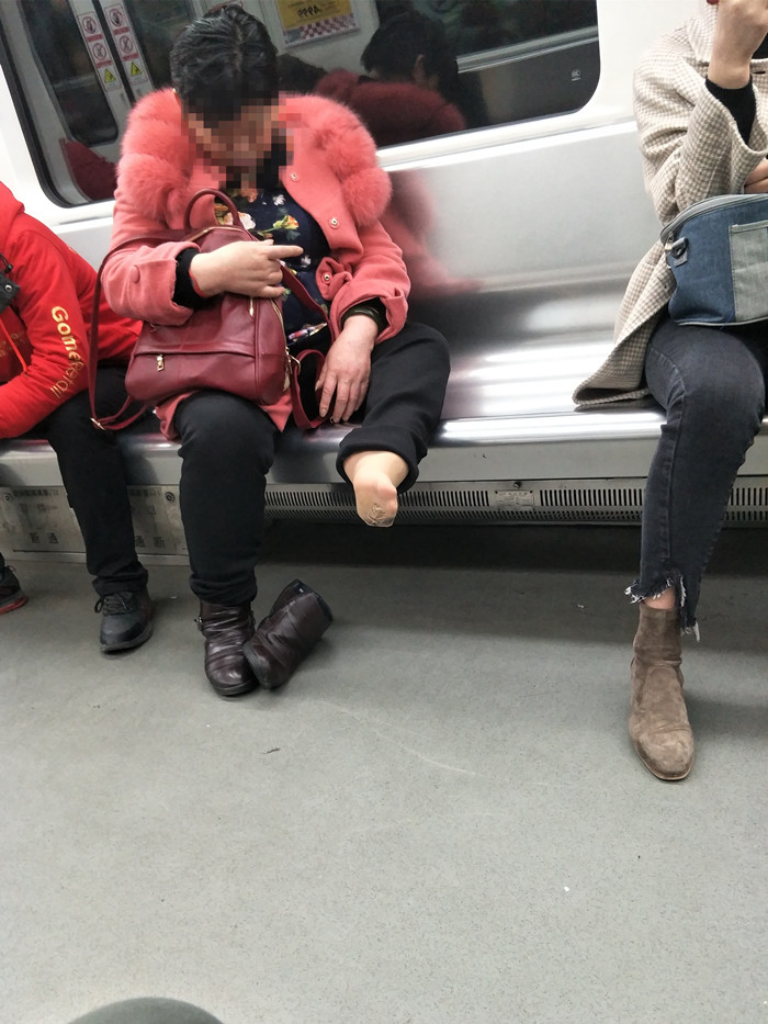 女子在车厢里呼呼大睡脱掉一只鞋令乘客感到难受