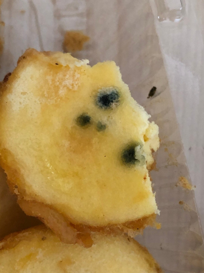 当天买的蛋糕竟然发了霉顾客被气惨