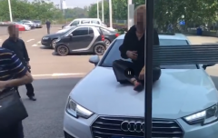 提车后发现汽车异味过大 女子坐在引擎盖上痛哭