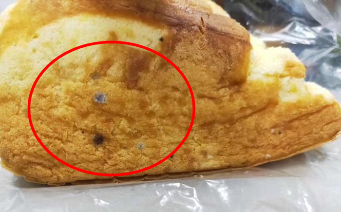 差一天过期的蛋糕发了霉 孩子吃了许多才被发现