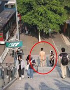 男子光着身子走在路边 网友：热到如此放飞自我了？