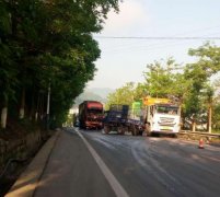 两车猛烈相撞当街“亲吻” 大货车车头受损严重