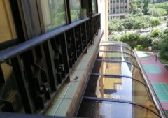 闹心！楼下邻居搭的雨棚楼上住户伸手就能摸到