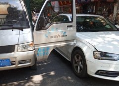 司机开车门不观察 货车车门卡住奥迪车右侧