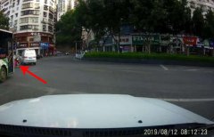 摩托车“鬼探头”险酿事故  网友：别用两个轮子挑战四个轮子
