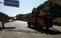 货车撞倒限高架 还被砸中车头