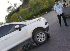 小车和摩托车互不让道撞在一起 摩托车被压车底