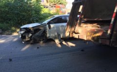 小轿车撞上大货车 左前轮被撞得泄气