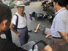 老人骑电瓶车与轿车相撞后 倒地不起