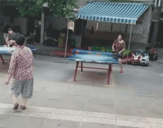 两大妈花式大战乒乓球 网友：自愧不如
