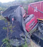 大货车挤倒煤车导致煤洒出  煤车驾驶室几乎都没了