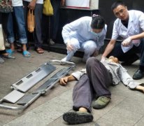 男子烈日下倒地不起 被抬上救护车