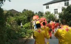 迎亲队伍长衣长裤不惧高温 敲锣打鼓接新娘