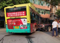 公交车转弯处与皮卡车发生摩擦 后车门玻璃破损变形