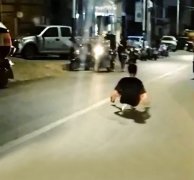 “熊孩子”在大马路上玩滑板 吓得过往车辆急踩刹车