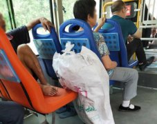 男子赤脚踩在公交座椅上 乘客好心提醒却不听